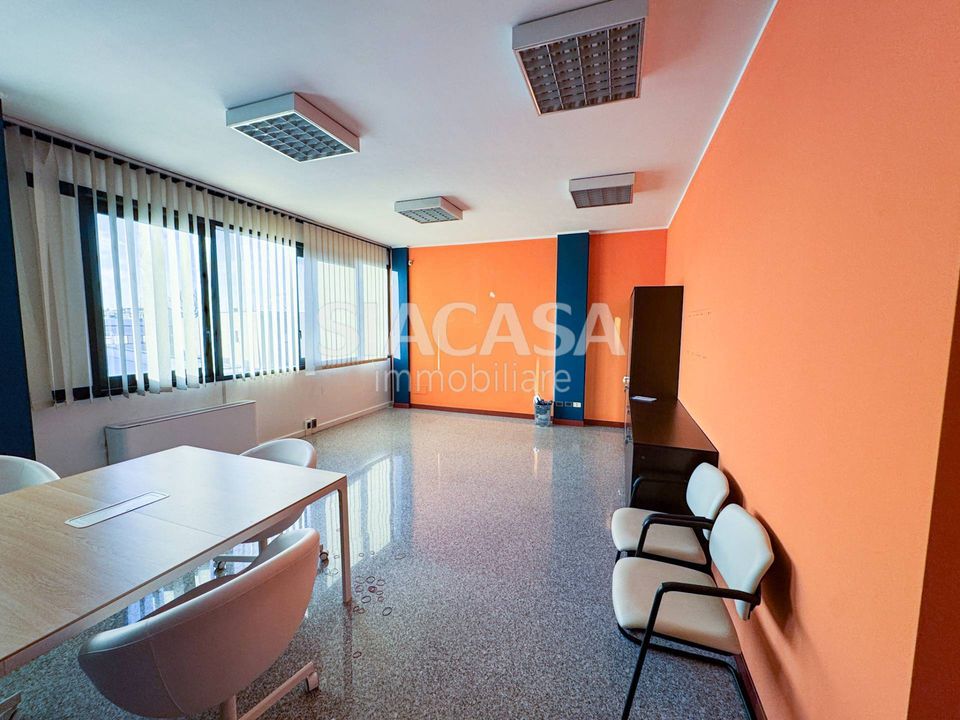 L'establiment comercial a Cernusco sul Naviglio, Milan - foto 4