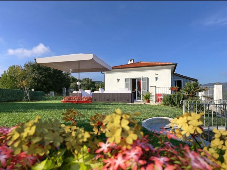 Villa in San Bartolomeo al Mare, Imperia - photo 1