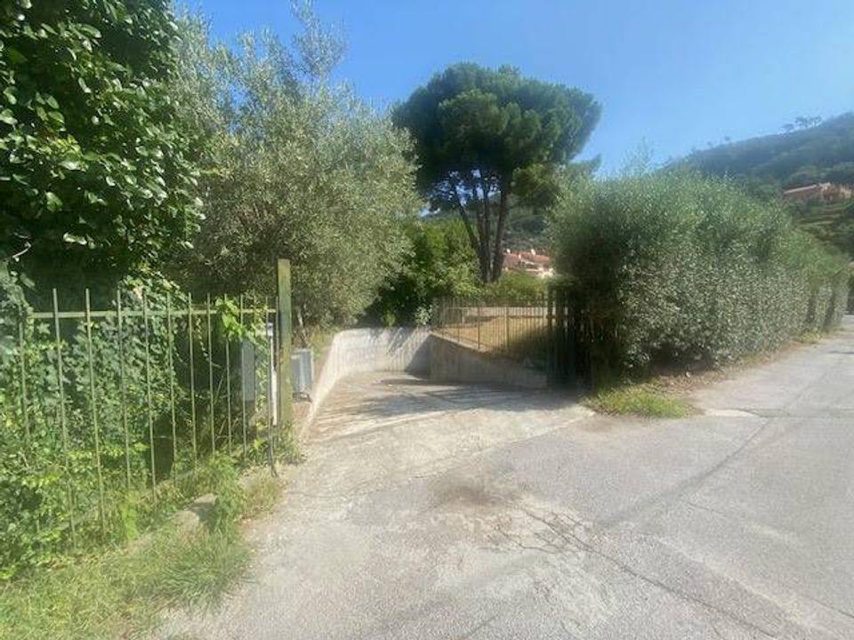 Parkeringsplass i Albisola Superiore, Savona - bilde 1