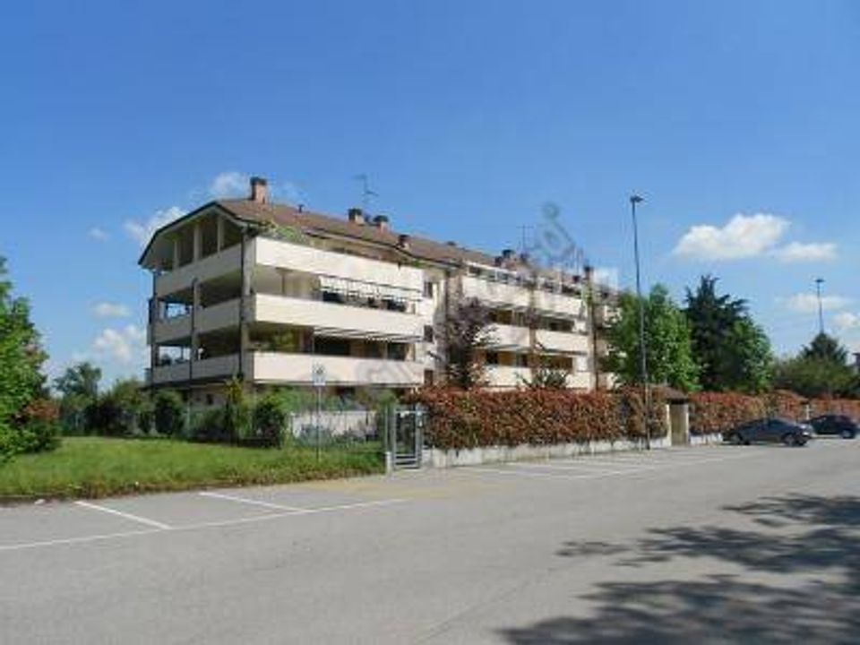 Parkeringsplads i Magenta, Milan - foto 1