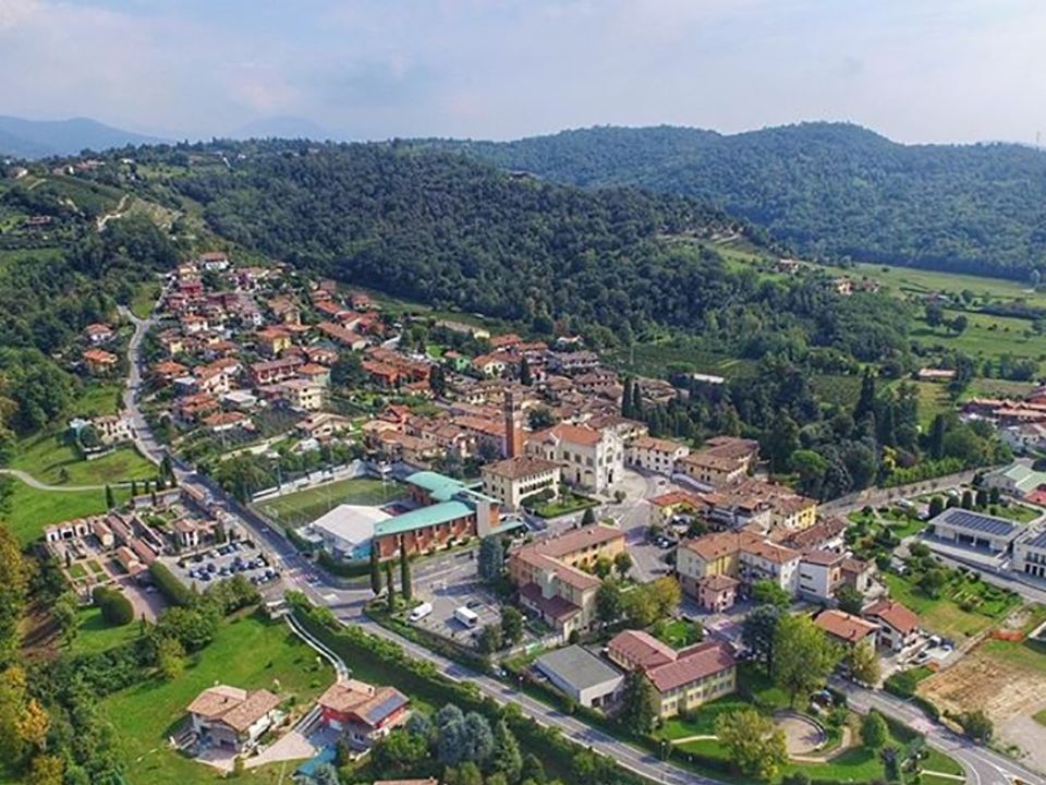 Erhvervsejendom i Torre de' Roveri, Bergamo - foto 1