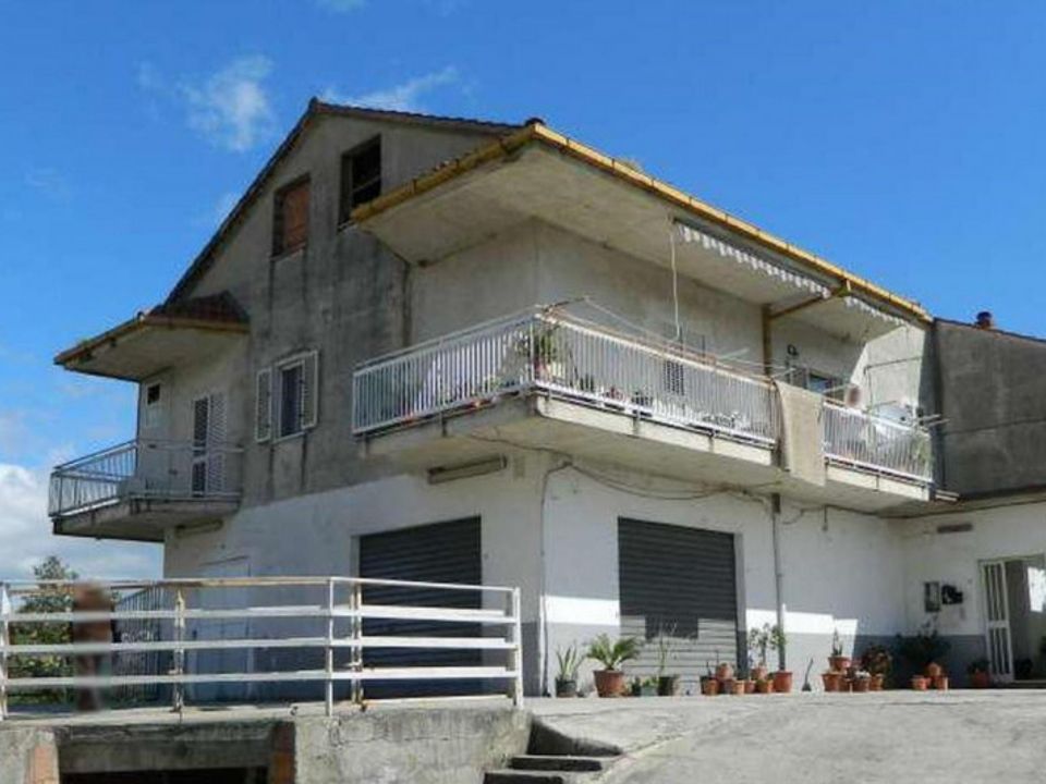 Erhvervsejendom i Montalto Uffugo, Cosenza - foto 1