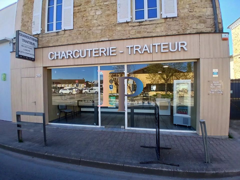 Erhvervsejendom i Pouilly-sous-Charlieu, Loire - foto 1