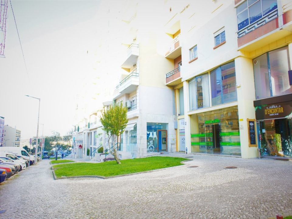 L'establiment comercial a Matacaes, Lisbon - foto 1