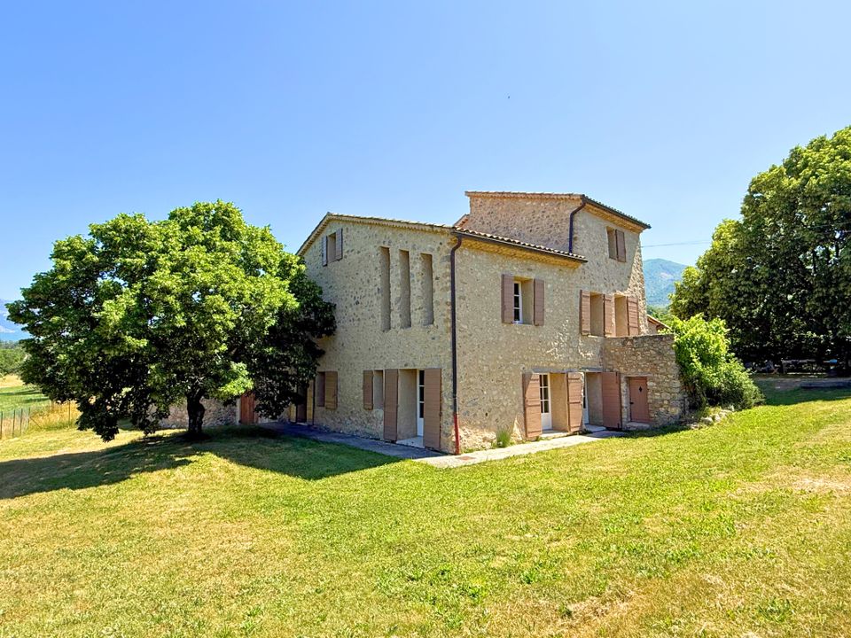 Villa i Digne-les-Bains, Alpes-de-Haute-Provence - foto 1