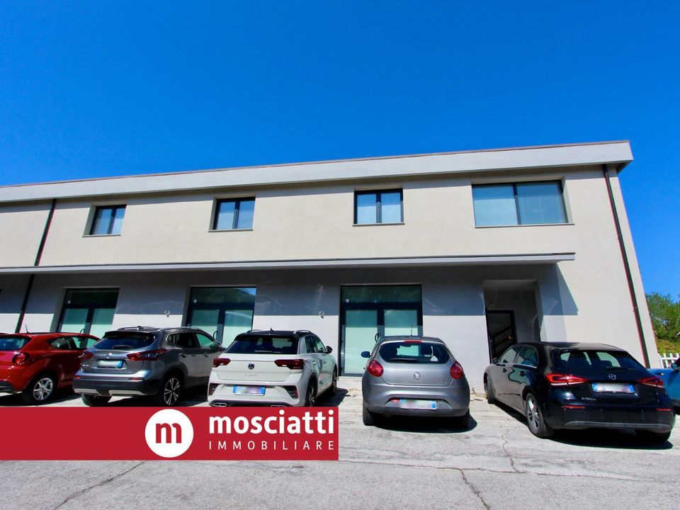 Erhvervsejendom i Castelraimondo, Macerata - foto 1