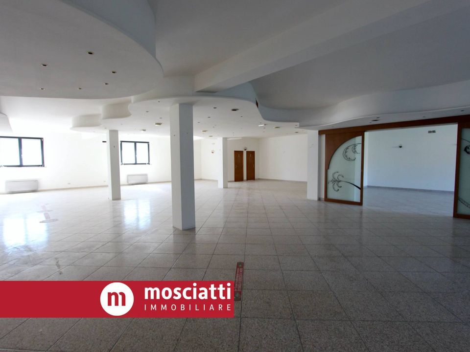 Erhvervsejendom i Castelraimondo, Macerata - foto 5
