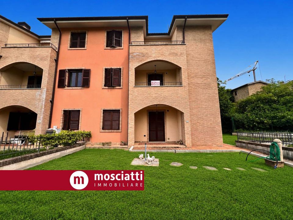 Erhvervsejendom i Castelraimondo, Macerata - foto 1