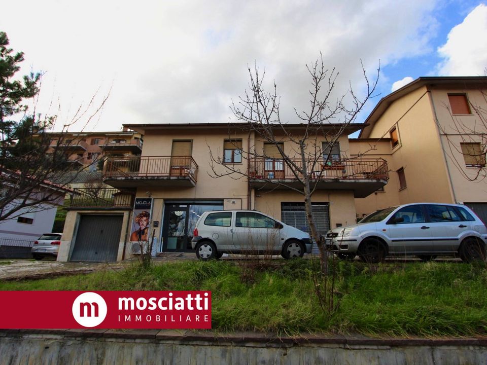 Erhvervsejendom i Castelraimondo, Macerata - foto 1