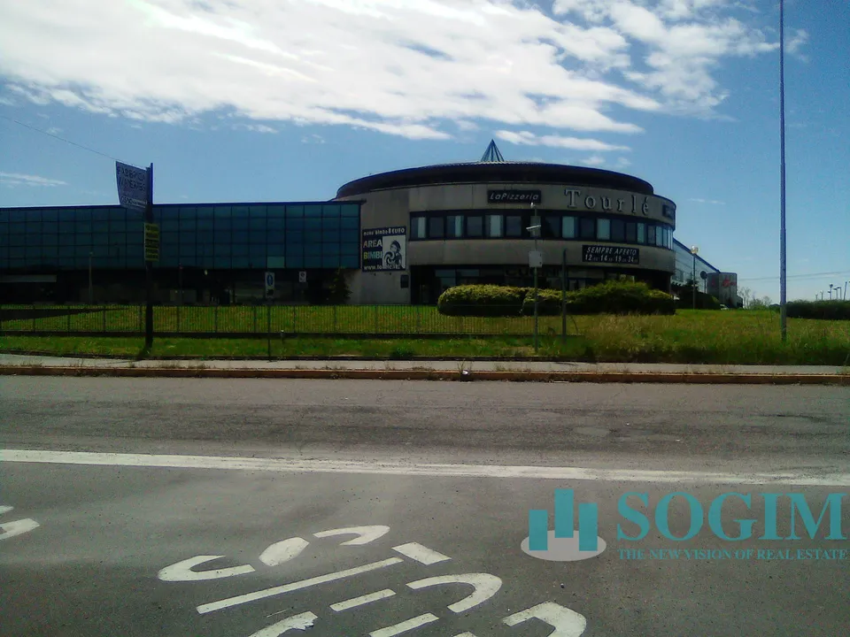 L'establiment comercial a Cusago, Milan - foto 4