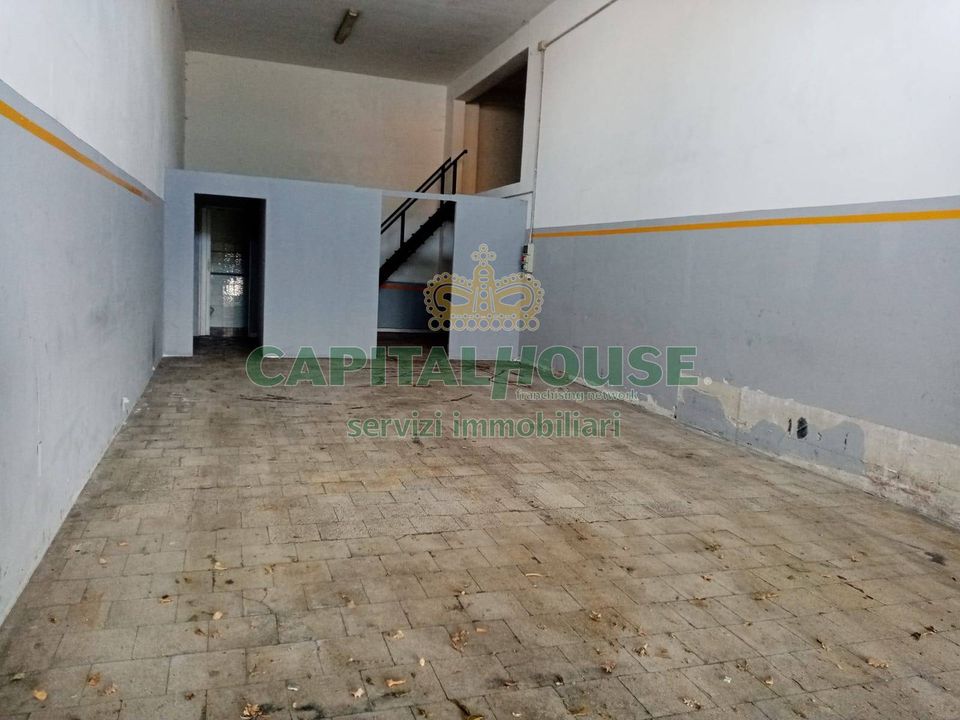 L'establiment comercial a Mercato San Severino, Salerno - foto 2