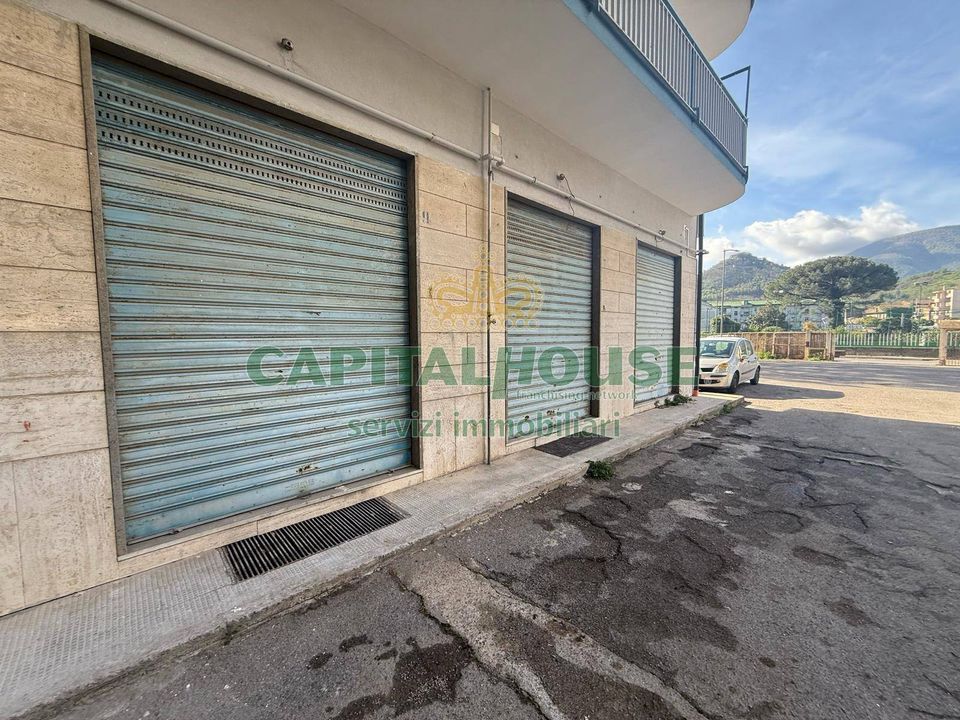 L'establiment comercial a Roccapiemonte, Salerno - foto 4