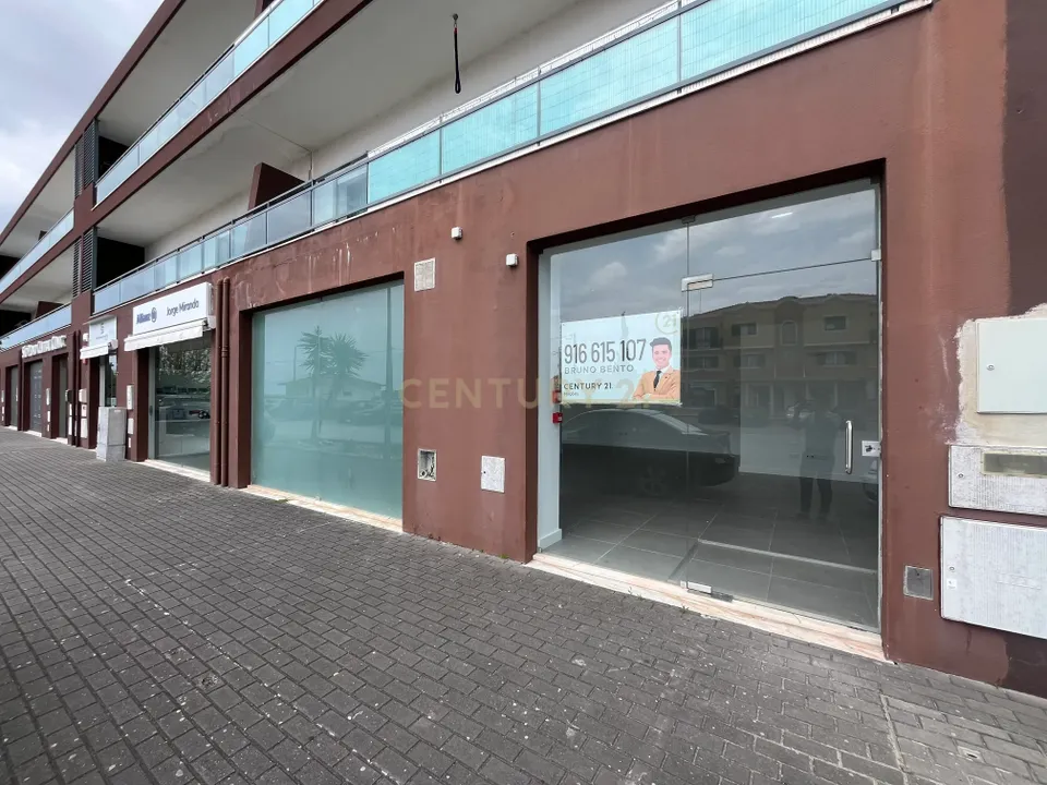 L'establiment comercial a Sao Pedro da Cadeira, Lisbon - foto 1