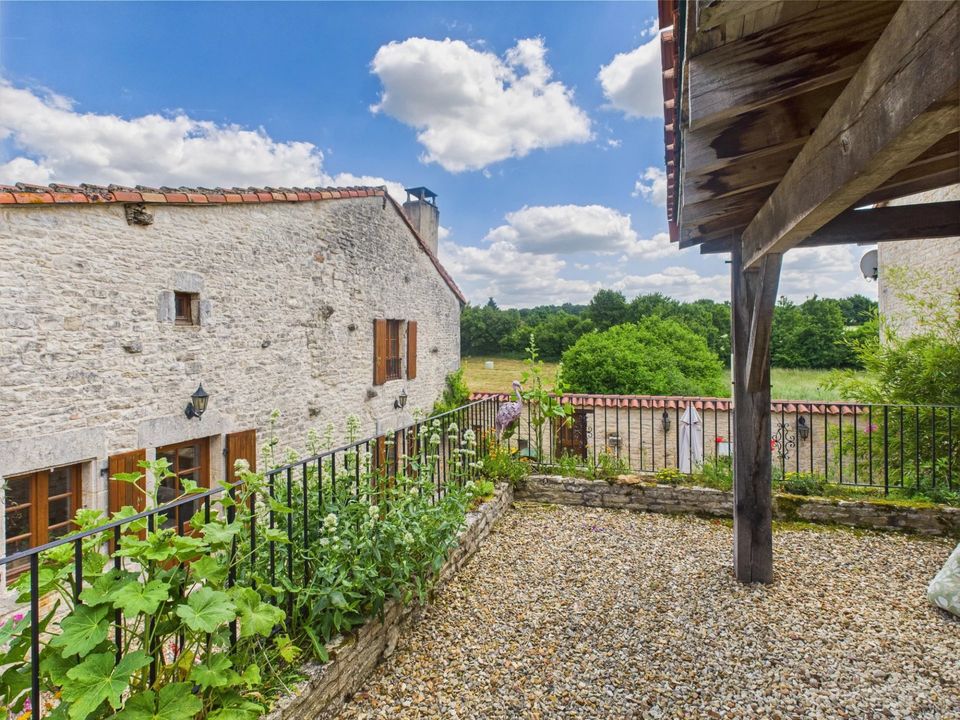 Villa i Nanteuil-en-Vallee, Charente - foto 1