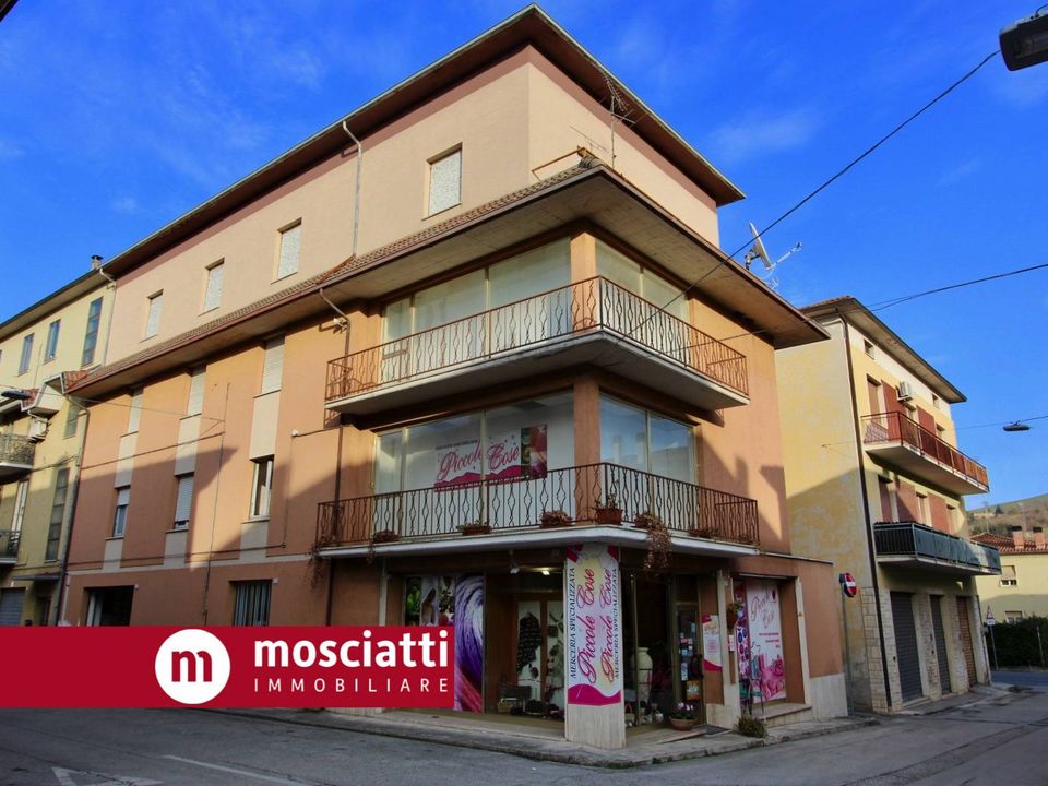 Erhvervsejendom i Castelraimondo, Macerata - foto 1