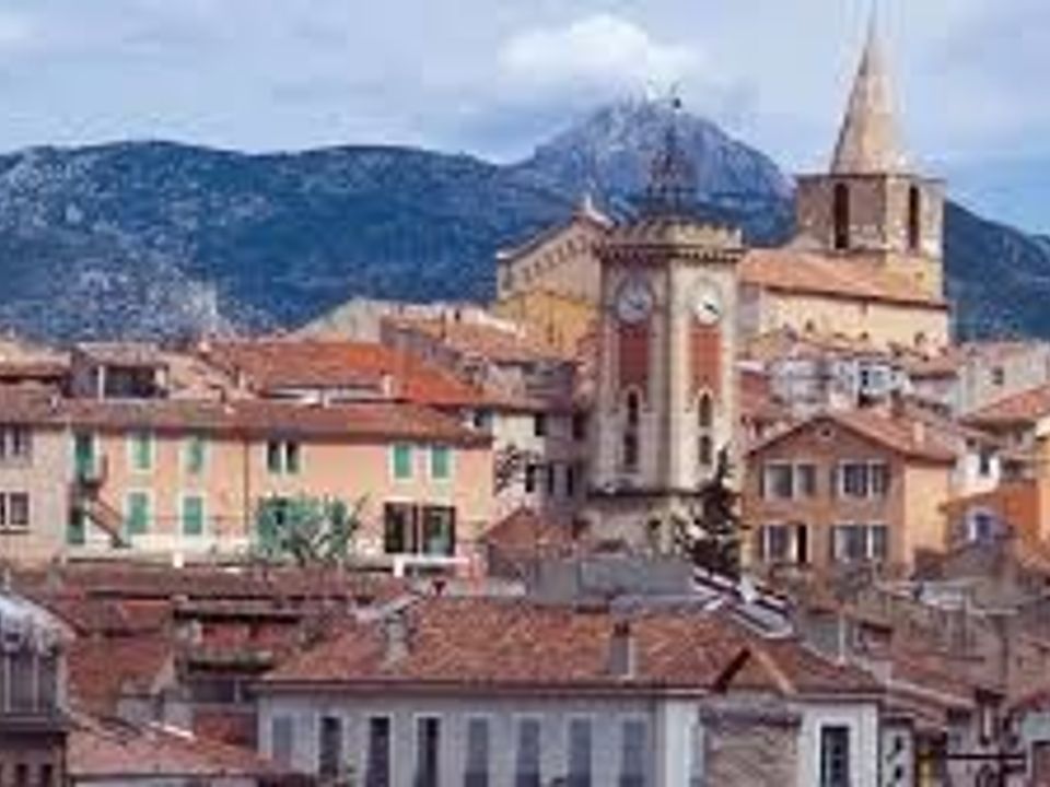 Erhvervsejendom i Aubagne en Provence, Bouches-du-Rhone - foto 1