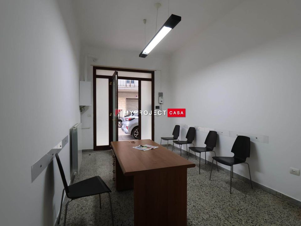 L'establiment comercial a Martina Franca, Taranto - foto 3