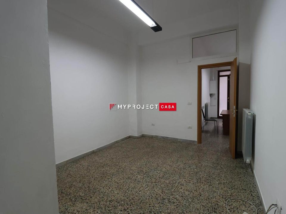 L'establiment comercial a Martina Franca, Taranto - foto 5
