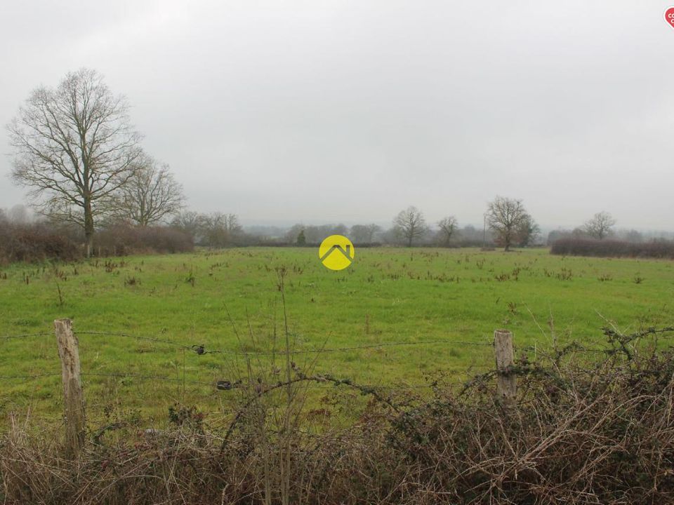 Helårsgrund i Franchesse, Allier - foto 1