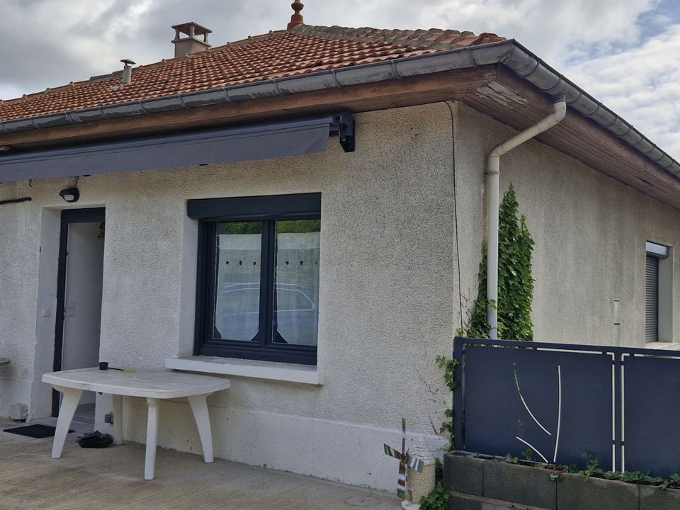 Landsbyhus i Saint-Genest-Lerpt, Loire - foto 1
