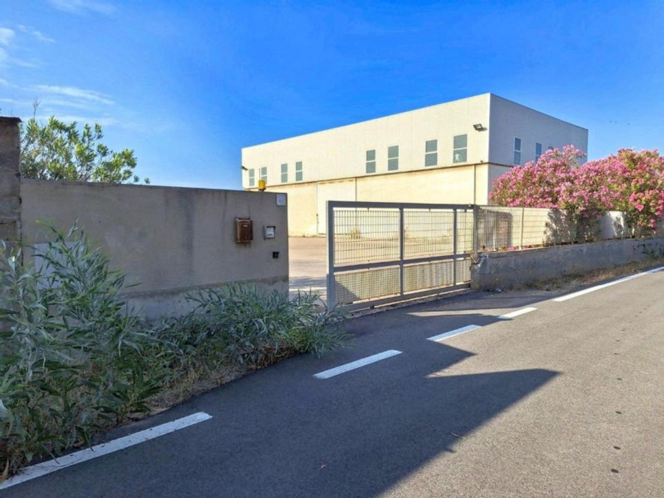 L'establiment comercial a Portoscuso, Sud Sardegna - foto 1