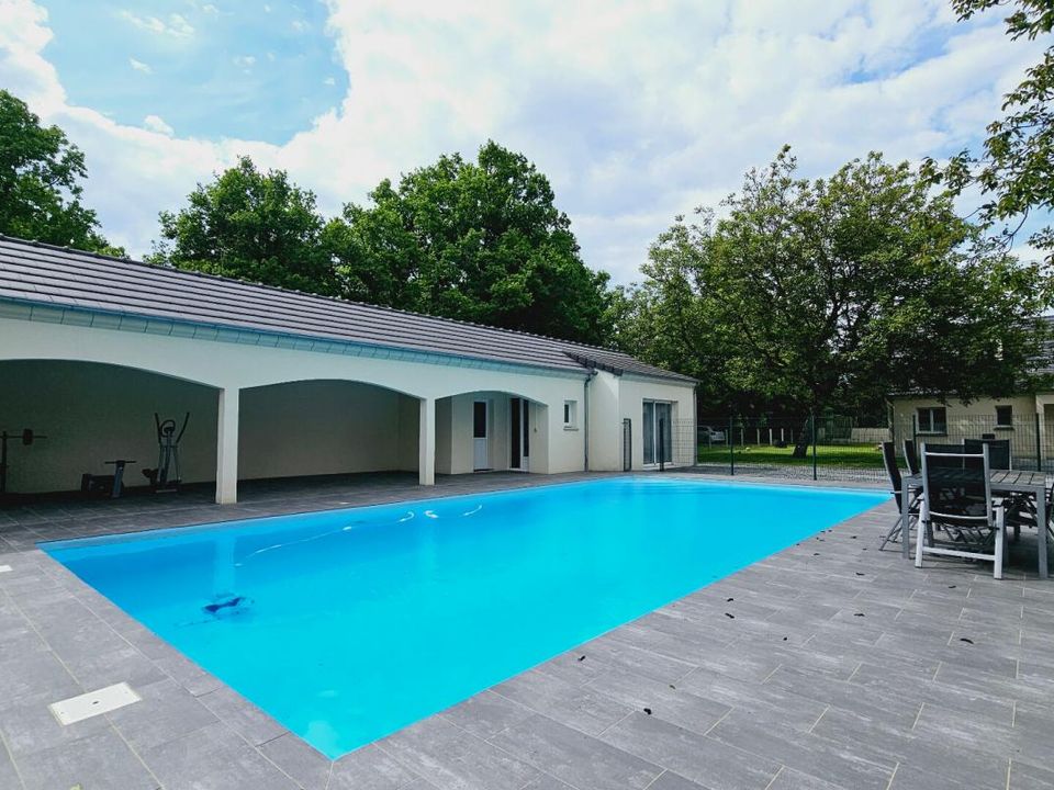 Villa in Mehun-sur-Yevre, Cher - foto 1