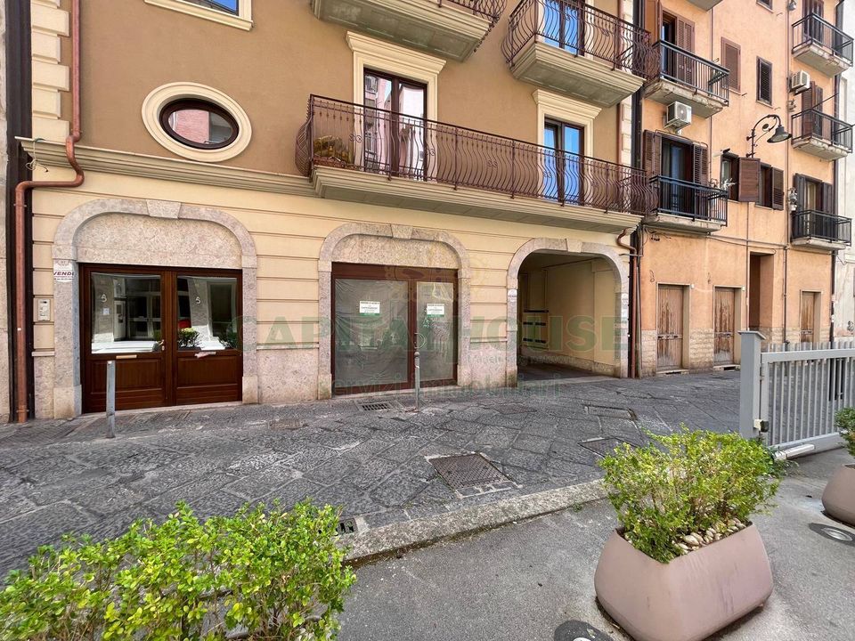 Erhvervsejendom i Avellino city, Avellino - foto 1