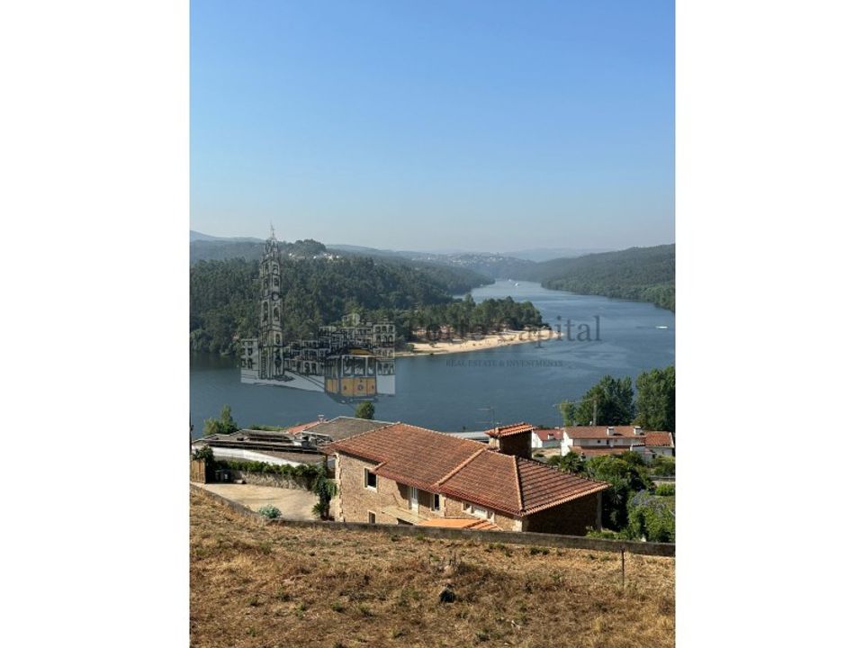 Helårsgrund i Melres e Medas, Porto - foto 1