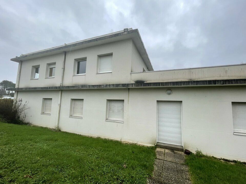 Commercial property in Vannes, Morbihan - photo 2