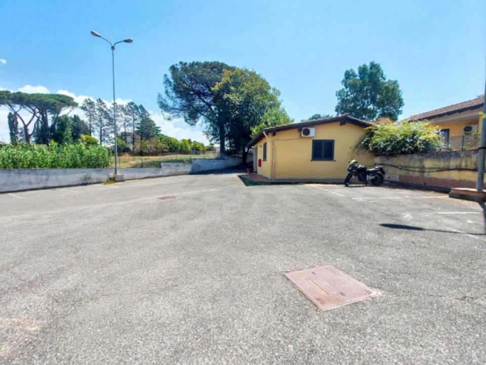 Commercial property in Fiumicino, Rome - photo 2