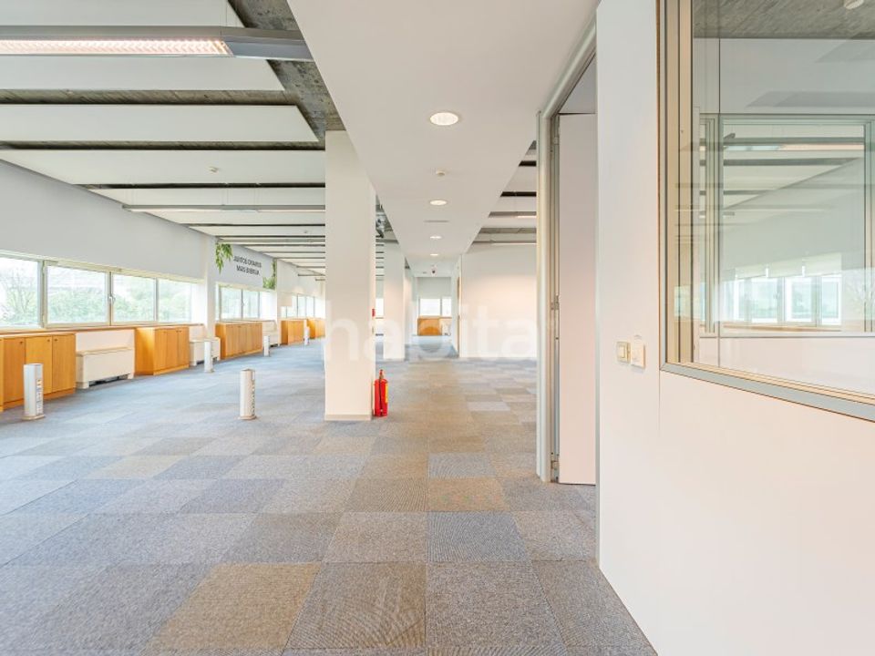 Commercial property in Carnaxide, Lisbon - photo 2