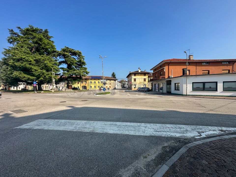 Erhvervsejendom i Pozzuolo del Friuli, Udine - foto 1