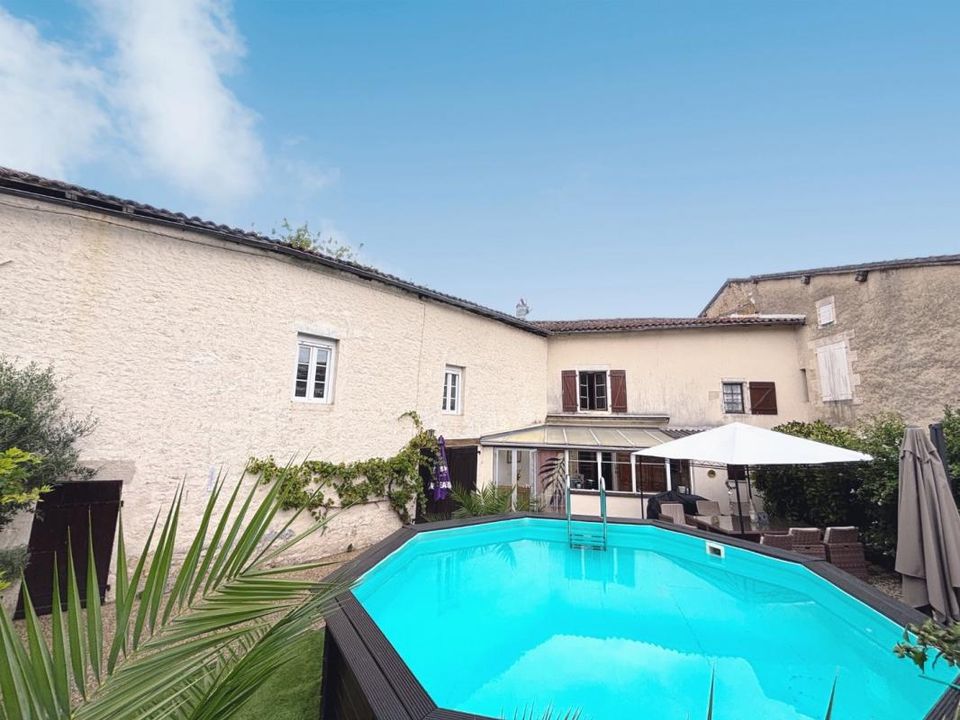 Villa i Nanteuil-en-Vallee, Charente - foto 1