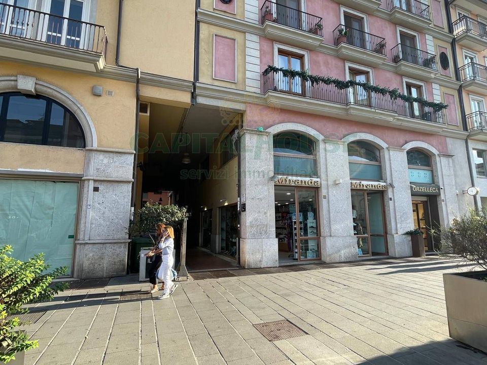 Erhvervsejendom i Avellino city, Avellino - foto 1