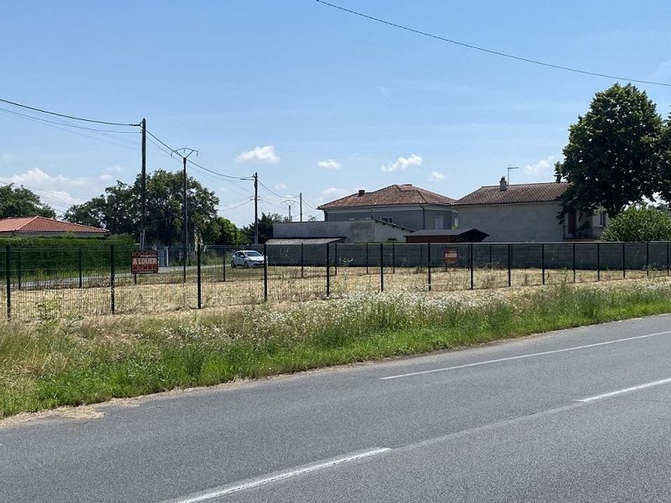 Erhvervsejendom i Montrond-les-Bains, Loire - foto 1
