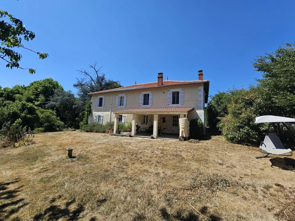 Casa de poble a Roumazières-Loubert, Charente - foto 1