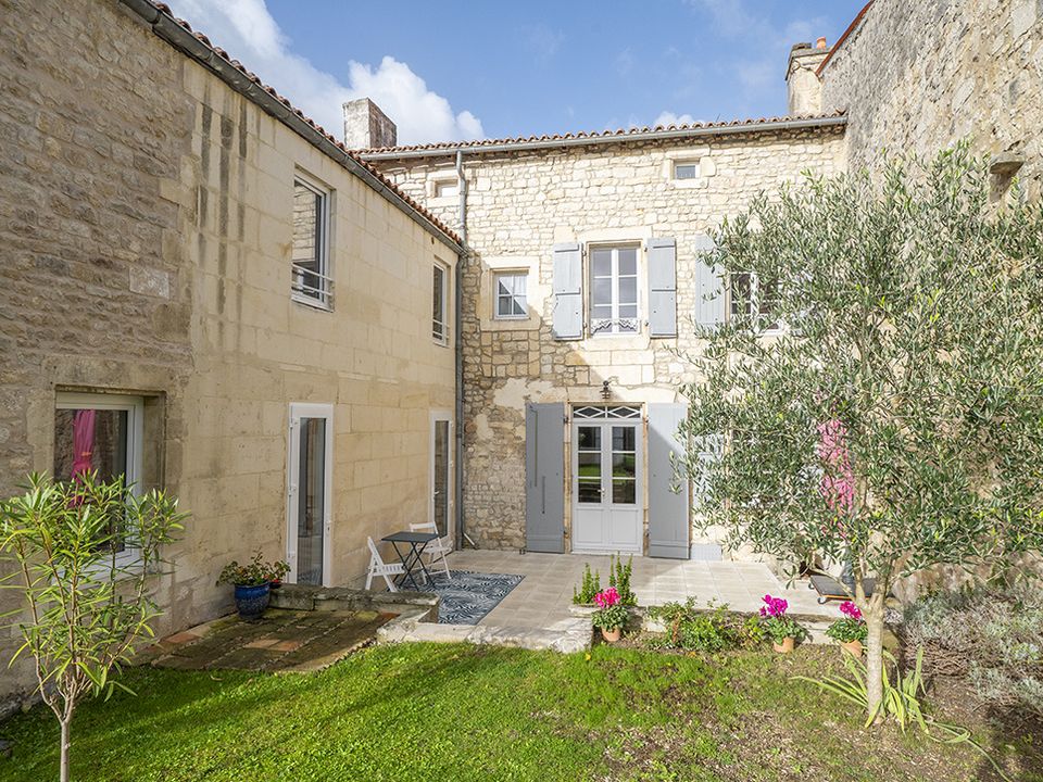Villa i Saint-Jean-d'Angely, Charente-Maritime - bilde 1