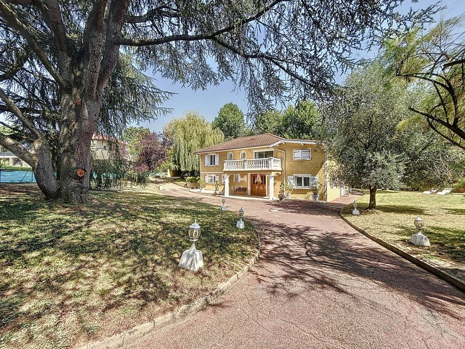 Villa i La Tour-de-Salvagny, Rhone - foto 1