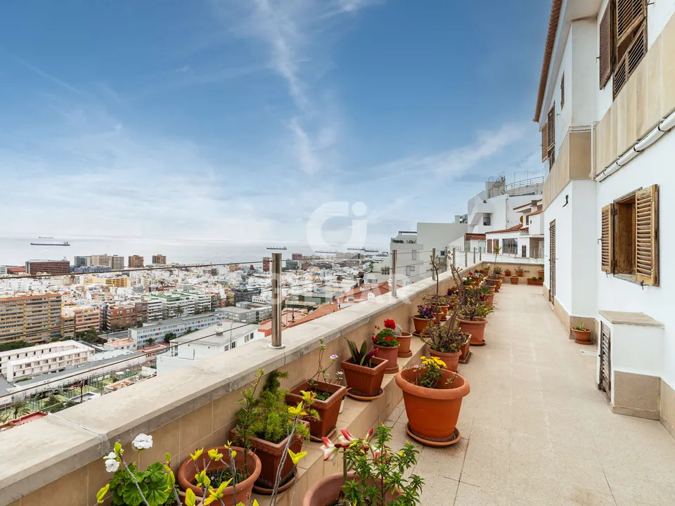 Villa in Las Palmas De Gran Canaria, Gran Canaria - photo 2