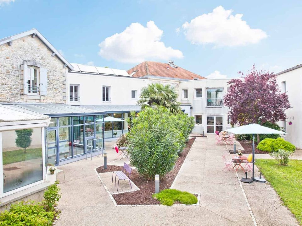 Erhvervsejendom i Saint-Jean-d'Angle, Charente-Maritime - foto 1