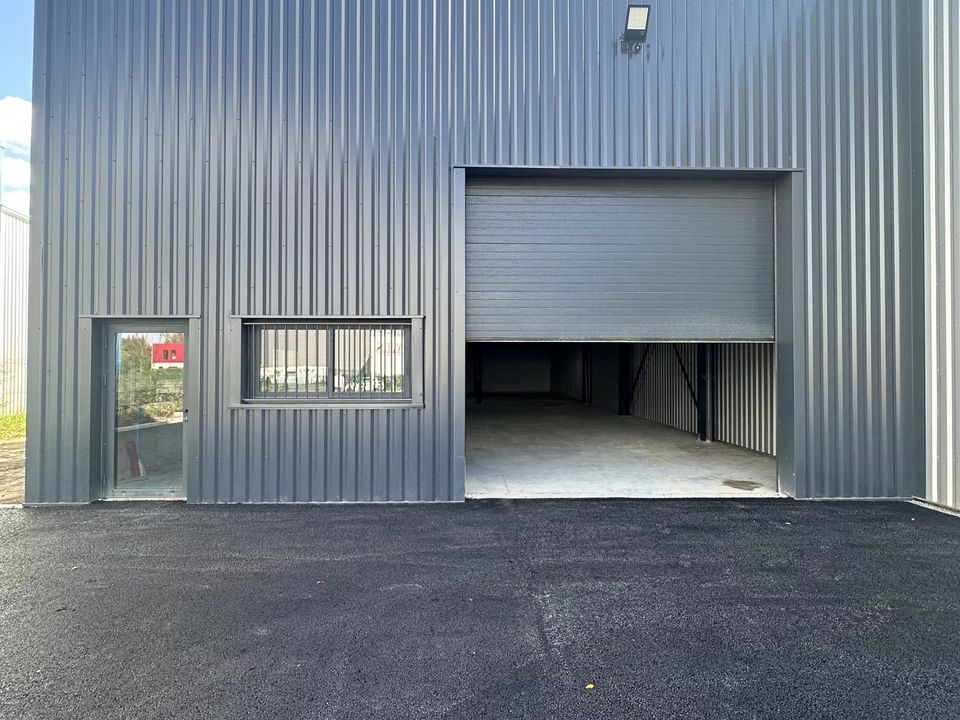 Commercial property in Beychac-et-Caillau, Gironde - photo 1