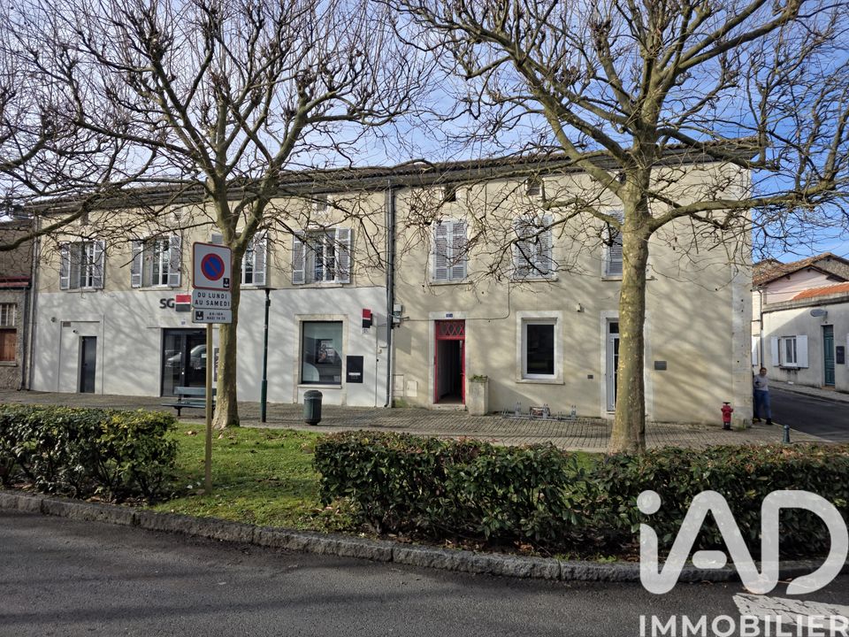 Erhvervsejendom i Barbezieux-Saint-Hilaire, Charente - foto 1