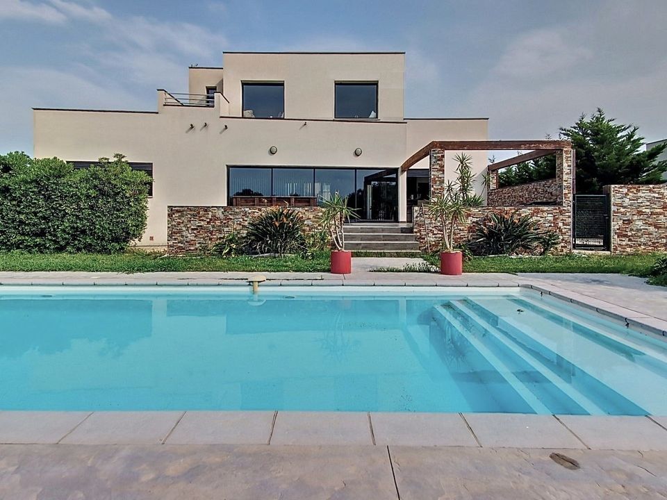 Villa in Perpignan, Pyrenees-Orientales - foto 1