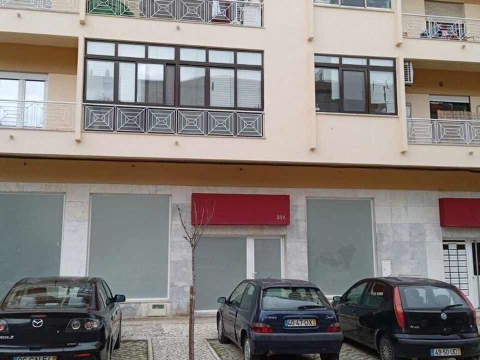 Commercial property in Barreiro, Setubal - photo 2