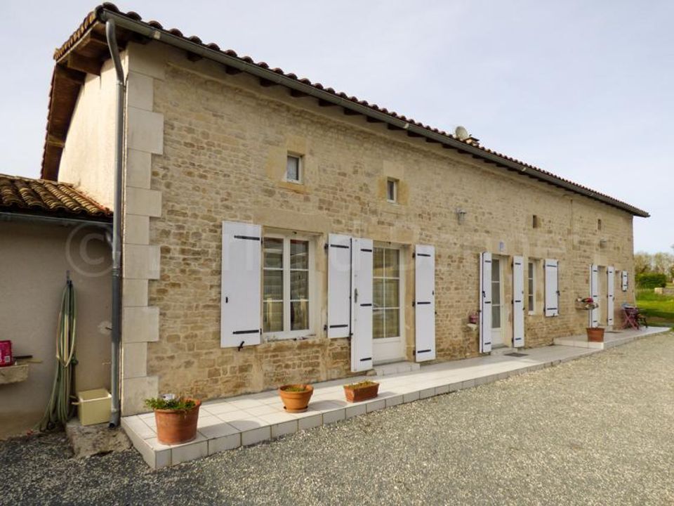 Landejendom i Chef-Boutonne, Deux-Sevres - foto 1