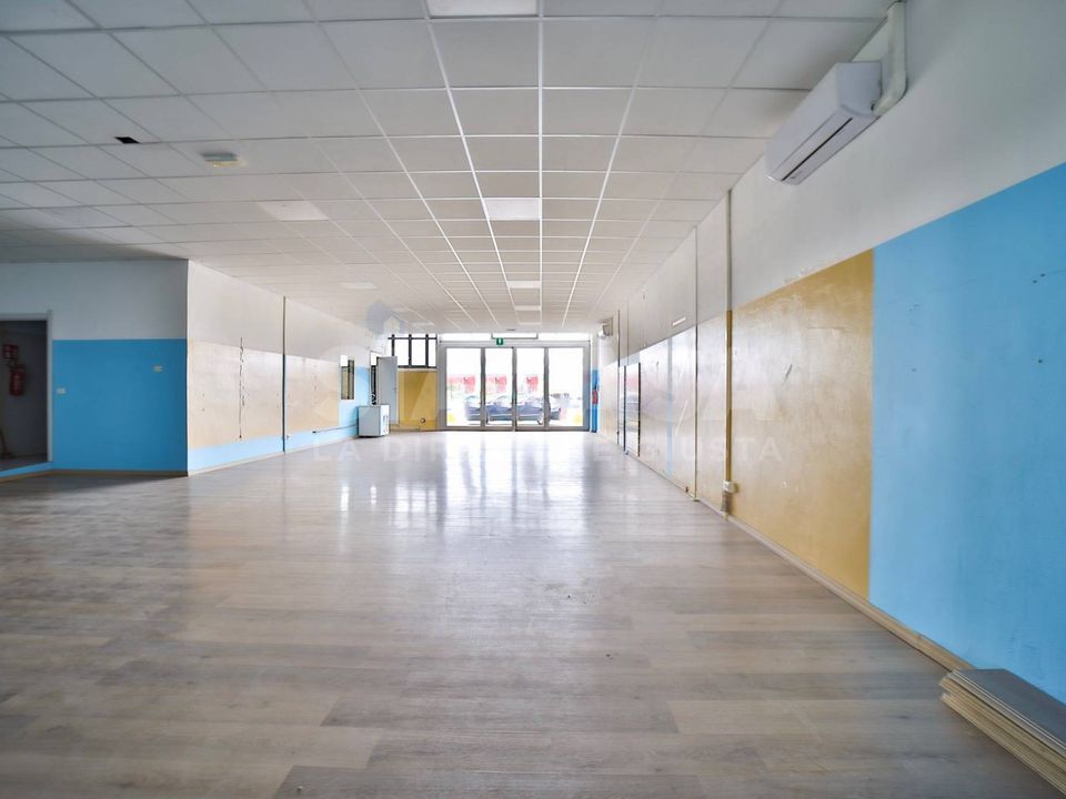 L'establiment comercial a Liscate, Milan - foto 4