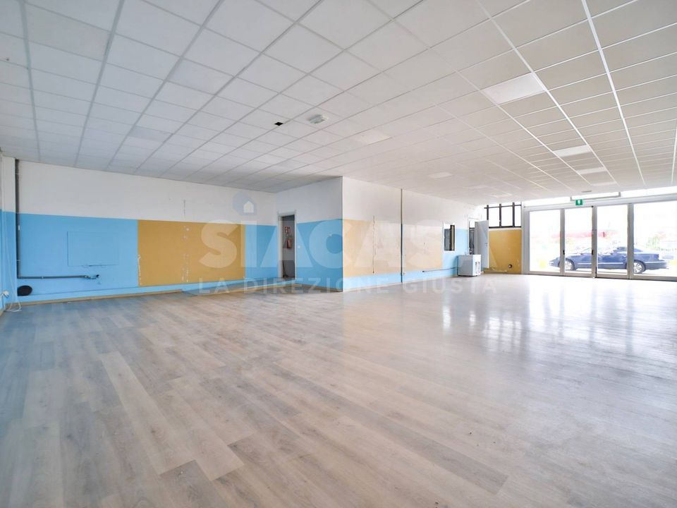 L'establiment comercial a Liscate, Milan - foto 5