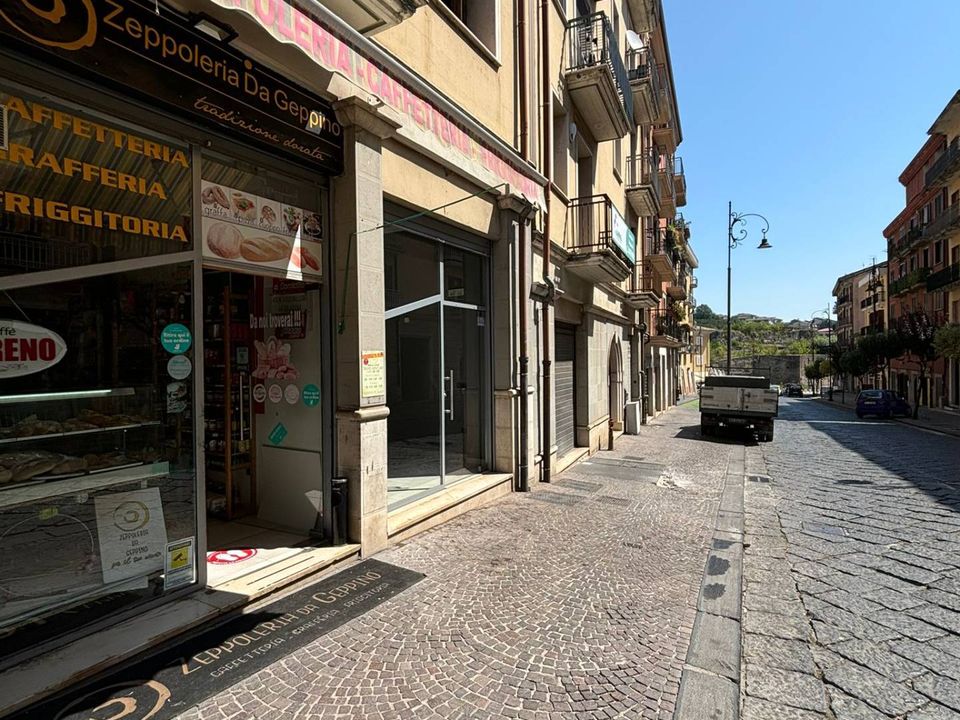 Erhvervsejendom i Avellino city, Avellino - foto 2
