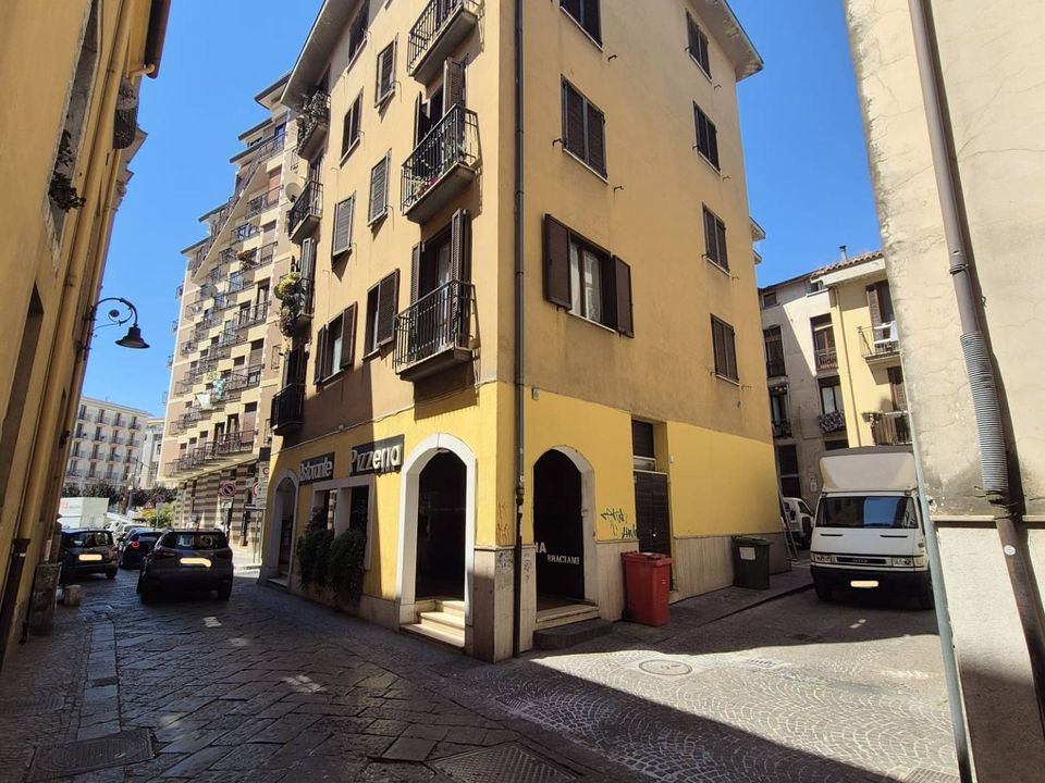 Erhvervsejendom i Avellino city, Avellino - foto 1
