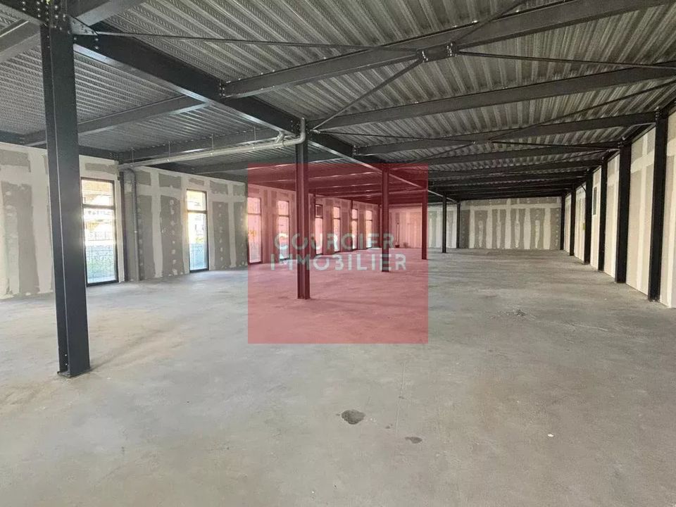 Commercial property in Plaisir, Yvelines - photo 2